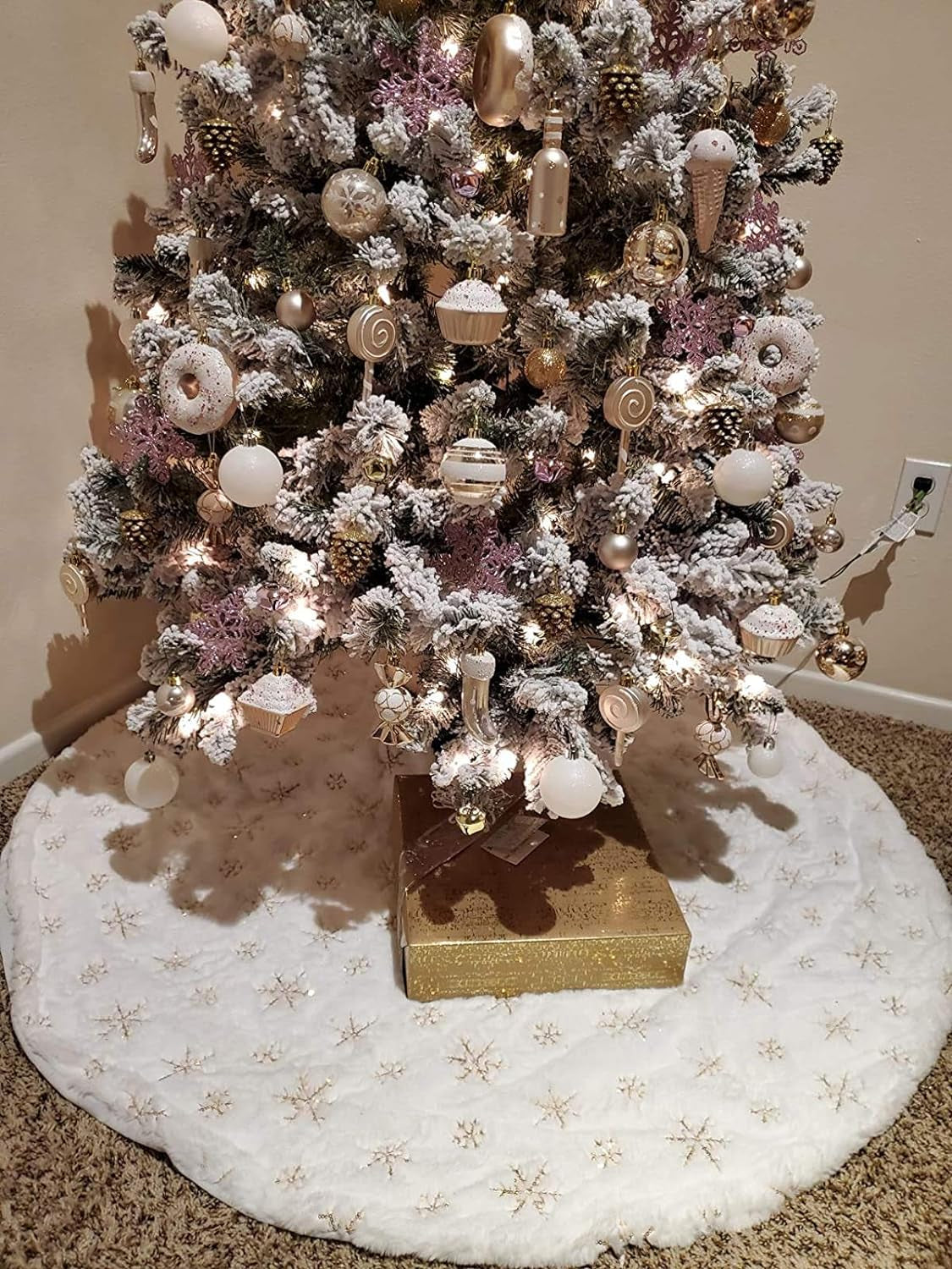 Yuboo Christmas Tree Skirt, 48" White Faux Fur with Gold Sequin Snowflakes Xmas Tree Rug for White Gold Christmas Decorations