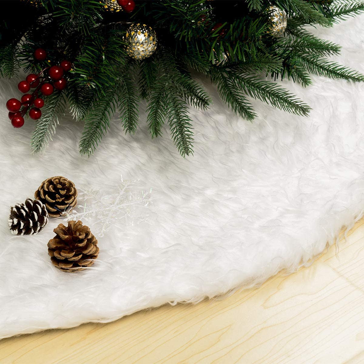 GIGALUMI Christmas Tree Skirts 48 Inch White Faux Fur Tree Mat, Christmas Tree Plush Skirt, Tree Skirt Christmas Decorations for Xmas Holiday Home Party Ornaments (Large)