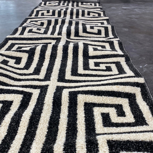 Tobiah Power Loom Black/Ivory Rug, Rug Size: Runner 2'7" x 10'